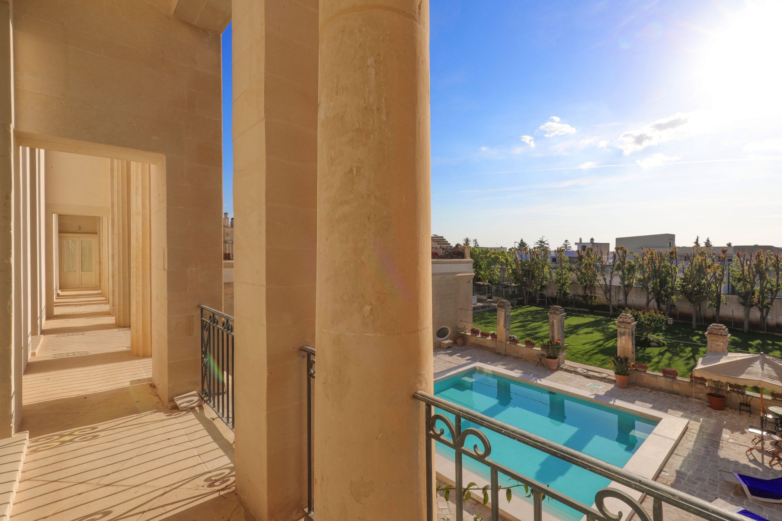 Colonne con vista piscina